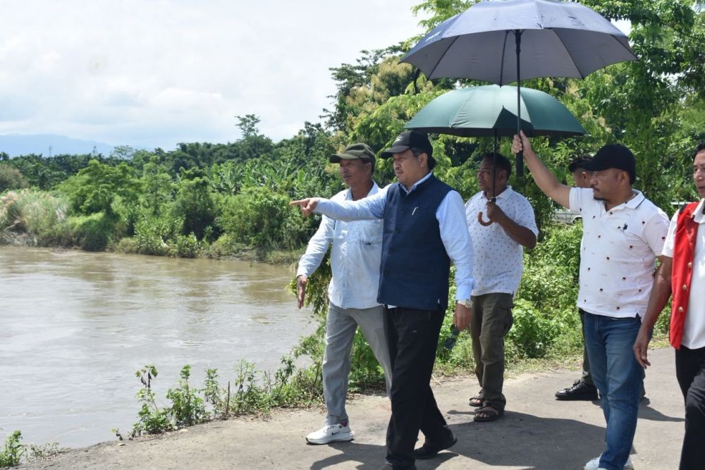 Minister Zhimomi along with other officials during a road inspection at Aghunaqa Circle, Niuland on August 21.